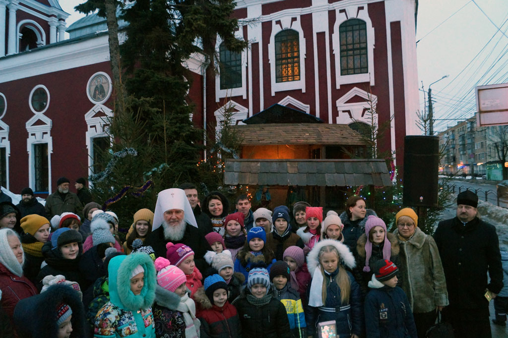 По уже многолетней традиции в первых числах января у стен храма устанавливается композиция «Рождественский вертеп» с фигурами Богомладенца Христа, Богородицы, праведного Иосифа, сделанными с большой любовью сотрудниками калужского ТЮЗа. Храм располагается на центральной улице города, в течение всего дня от «Рождественского вертепа» слышится специальная фонограмма на тему Рождества Христова, подготовленная студентами Калужской духовной семинарии. Это неизменно привлекает внимание прохожих, особенно детей. Рождественский вертеп устанавливается ежегодно на весь период Святок.