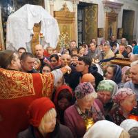 В Пасхальную ночь с 11 на 12 апреля в храме святого пророка Иоанна Предтечи прошли торжественные богослужения. Начался круг с пасхальной полуношницы, совершаемой перед Плащеницей Спасителя в 23:20
