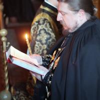  в храме святого пророка Иоанна Предтечи духовенством храма была совершена вечерня с чином прощения. Богослужение собрало в стенах храма почти три сотни прихожан, именно на вечерне Прощенного воскресенья происходит смена праздничного золотого (желтого) облачения на простое черного цвета