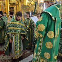 К празднику Светлого Христова Воскресения, клирики храма святого пророка Иоанна Предтечи в Калуге были удостоены богослужебных наград