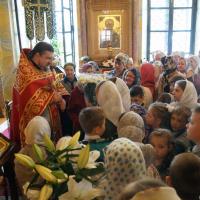 в день памяти святых равноапостольных Мефодия и Кирилла, просветителей Славян, в храме святого пророка Иоанна Предтечи в Калуге прошли торжественные богослужения. В этот день тезоименитство празднует Святейший Патриарх Кирилл, а также и настоятель храма игумен Мефодий (Пронькин)