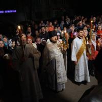 Представляем вашему вниманию видео снятое в Пасхальную ночь во время крестного хода и Пасхальной утрени.