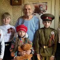 В дни Великой Победы учащиеся 25 школы Калуги при участии Предтеченского храма Калуги навестили ветеранов и передали им памятные подарки