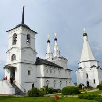 игумен Мефодий (Пронькин), секретарь Калужской епархии, настоятель Предтеченского храма Калуги, сослужил митрополиту Калужскому и Боровскому Клименту, главе Калужской митрополии, за всенощным бдением совершенном в Спасо-Воротынском женском монастыре, где также было освящено новопостроенное здание паломнической гостиницы