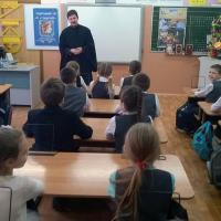 в рамках изучения курса «Основы православной культуры» и мероприятий школьной библиотеки в помощь образовательному процессу состоялась встреча с клириком храма Иоанна Предтечи священником Евгением Холявко. Тема встречи: «Душе полезное чтение в дни Рождественского поста»