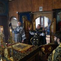 Утром среды, на 3, 6 и 9 часах дочитывались последние главы Евангелия от Иоанна. Затем, по изобразительных, началась вечерня в соединении с литургией Преждеосвященных Даров, последней в этом году, совершалась соборно клиром храма, предстоял игумен Мефодий (Пронькин)