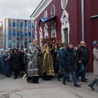 в храме святого пророка Иоанна Предтечи в Калуге были совершены богослужения Великой Субботы. В этот день Церковь вспоминает погребение Господа Иисуса Христа, пребывание Его тела во гро­бе, сошествие во ад для возвещения там побе­ды над смертью и избавления душ, с верою ожидав­ших Его пришествия, введение разбойника в рай