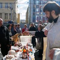в Весликую Субботу, в храме святого пророка Иоанна Предтечи с 8 часов утра до 20 часов вечера совершалось освящение куличей, пасок, яиц и 