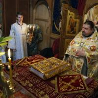 Богослужения Светлого Христова Воскресения в храме святого пророка Иоанна Предтечи начались полунощницей с каноном Великой Субботы. Совершал богослужение игумен Мефодий (Пронькин) при протодиаконе Василии Савельеве и диаконе Викторе Староста