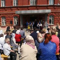 у стен храма святого пророка Иоанна Предтечи в Калуге прошёл традиционный фестиваль посвященный Дню славянской письменности и культуры в котором приняли участие творческие коллективы и различные организации предоставившие свою продукцию на развернувшейся рядом ярмарке