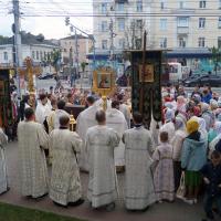 в храме святого пророка Иоанна Предтечи в Калуге отмечали престольный праздник - рождество Иоанна Крестителя, праздник собрал в стенах храма несколько сотен прихожан. Начались торжества накануне с всенощного бдения с паримиями и литией совершенного соборно клиром храма. Возглавил богослужение настоятель храма игумен Мефодий (Пронькин)