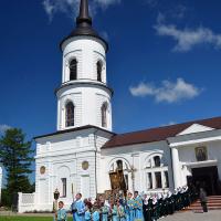 в день памяти «Калужской» иконы Божией Матери, настоятель Предтеченского храма Калуги и иерей Александр Беляев сослужили митрополиту Калужскому и Боровскому Клименту, главе Калужской митрополии и епископу Козельскому и Людиновскому Никите за Божественной литургией в храме Рождества Пресвятой Богородицы в Ждамирово на месте явления чудотворной иконы