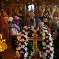 на Воздвижение Животворящего Креста Господня в храме святого пророка Иоанна Предтечи в Калуге были совершены праздничные богослужения. На всенощном бдении, во время великого славословия, был изнесен из алтаря на центр храма для поклонения Святой Крест