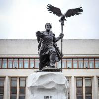в воскресенье, настоятель Предтеченского храма игумен Мефодий (Пронькин) принял участие в освящении установленного на площади Старый Торг памятника великому князю Иоанну III, возглавил богослужение архиепископ Песоченский и Юхновский Максимилиан