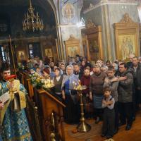 Вселенская Церковь празднует Введение во храм Пресвятой Владычицы нашей Богородицы и Приснодевы Марии, именно с этого дня начинают петь: 