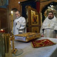 В ночь на Рождество Христово в храме святого пророка Иоанна Предтечи было совершено торжетвенное богослужение: в 22.30 были совершены повечерие и утреня, а ровно в двенадцать часов началась Божественная литургия. Предстоял игумен Мефодий (Пронькин) - настоятель храма, секретарь Калужской епархии, сослужил ему протодиакон Василий Савельев.