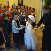 9 января по всей Калуге слышалось пение Христославов-Колядовщиков, заглянули они и в храм святого пророка Иоанна Предтечи, где их встречал настоятель игумен Мефодий (Пронькин) с заготовленными подарками и гостинцами
