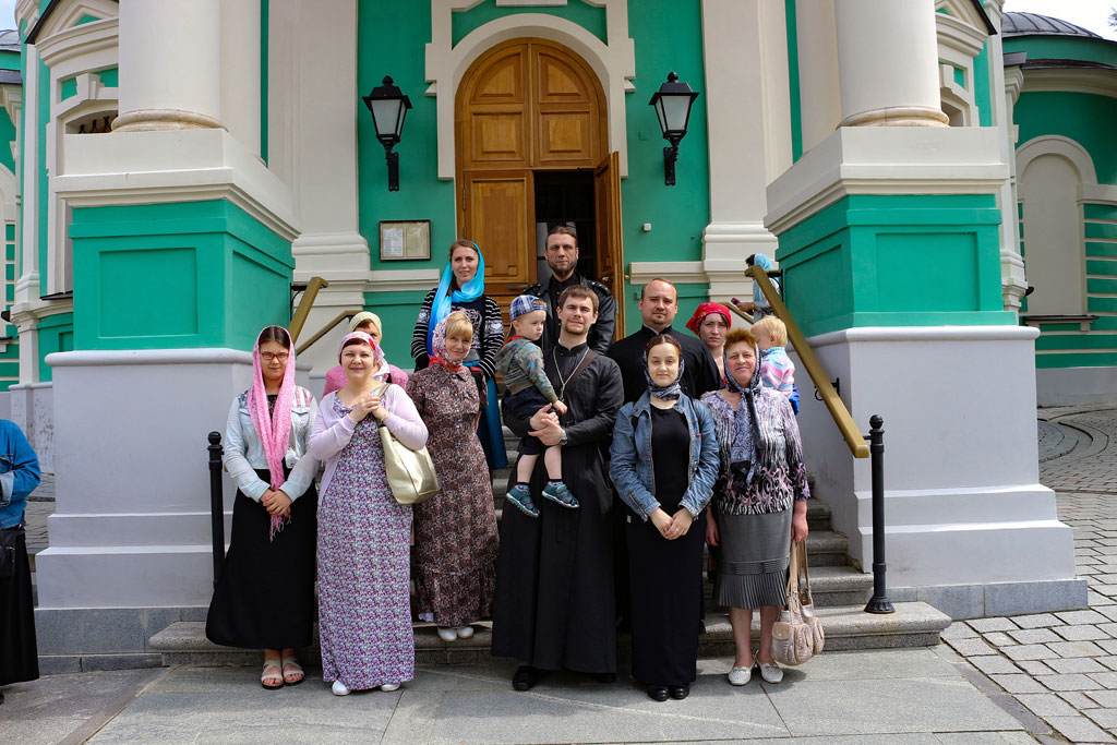 Кроме того, в социальных сетях созданы страницы для участников школы. Единомышленники дискутируют, делятся своим мнением и опытом, ищут поддержки и, конечно же, находят ее здесь. Ведь в составе группы находятся люди разного возраста. Это и дает возможность понять друг друга, научиться терпению, уважению и любви к ближнему. Отец Павел знает и чувствует, в каком направлении следует работать с тем или иным прихожанином. Он грамотно и ненавязчиво разъясняет сложные вопросы, появляющиеся на пути каждого православного христианина.