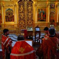 в понедельник, по благословению митрополита Калужского и Боровского Климента, клир храма святого пророка Иоанна Предтечи совершил молебное пение перед Вышенскими святынями: чудотворным образом Казанской иконы Божией Матери и частицей мощей святителя Феофана Затворника