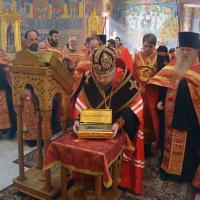 в пределы Калужской епархии прибыли вышенские святыни – ковчег с частицей мощей святителя Феофана, Затворника Вышенского, и икона Божией Матери Казанской Вышенской. Во встрече святынь у стен Свято-Троицкого кафедрального собора приняло участие духовенство Предтеченского храма, сослужив за молебным пением епископу Тарусскому Серафиму, викарию Калужской епархии