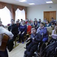 На второй седмице по Пасхе, 16 апреля, клирик Предтеченского храма, духовник просветительского центра иерей Павел Степанюк, вместе с преподавателями творческого отделения центра, посетил пасхальное представление в центре поддержки инвалидов "Забота"