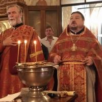 в день Преполовения Пятидесятницы, Святая Церковь чтит память святой блаженной Матроны Московской, в храме святого пророка Иоанна Предтечи в Калуге были совершены полиелейное богослужение и Божественная литургия. Предстоял игумен Мефодий (Пронькин) - настоятель храма, ему сослужили иерей Александр Беляев и протодиакон Василий Савельев