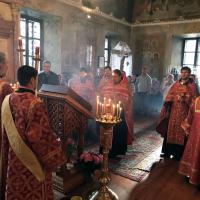 храм святого пророка Иоанна Предетчи в Калуге празднует один из своих престольных дней - Третье обретение честной главы святого Пророка, Предтечи и Крестителя Господня Иоанна свершившееся около 850 года. Патриарху Игнатию Константинопольскому (847 - 857), после преодоления иконоборчества, во время ночной молитвы было указано в видении место, где скрыта глава святого Иоанна Предтечи.