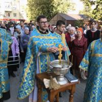 в субботу, Калужская земля чтит свою Заступницу, явившую особый покров Своей иконой, избавив град Калугу от моровой язвы в 1771 году. В храме святого пророка Иоанна Предтечи торжества начались всенощным бдением с паримиями и литией, предстоял иерей Павел Степанюк, сослужили ему иерей Евгений Холявко и иерей Александр Беляев