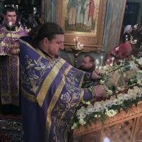 Святая Церковь предлагает для поклонения и почитания Честной Крест Христов, устанавив праздник Воздвижения Честного и Животворящего Креста Господня. За вечерним богослужением специально уготованый и украшеный Крест выносится для поклонения верующим в центр храма