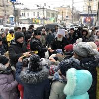 в центре Калуги, у стен Предтеченского храма, состоялось торжественное открытие Рождественской композиции - вертепа, являющегося миниатюрой того самого вертепа где родился Богомладенец Христос. Праздник посетили митрополит Калужский и Боровский Климент и городской голова Калуги Дмитрий Разумовский