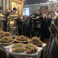 в пятницу первой седмицы Великого поста, в храмах совершается вторая литургия Преждеосвященных Даров, а затем, в память чуда святого великомученика Феодора Тирона служится особое молебное пение
