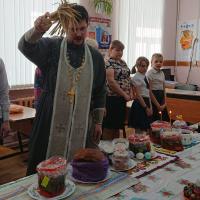 В преддверии Светлого Праздника Пасхи учащиеся и педагоги МБОУ СОШ №25 пригласили к себе в гости священника Евгения Холявко, окормляющего данное учебное заведение