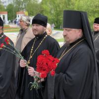 в Калуге на Мемориальном воинском кладбище прошел митинг памяти павших воинов в Великой Отечественной войне 1941-1945 годов, мероприятие традиционно посещает митрополит Калужский и Боровский Климент и городское духовенство, храм святого Иоанна Предтечи представляли настоятель игумен Мефодий (Пронькин) и иерей Александр Беляев