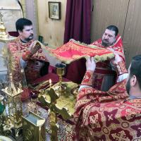 Святая Церковь чтит спасение мощей святителя Христова Николая от осквернения исламистов, жители города Бари, большинство из которых были греки, перевезли мощи в свой город и торжественно возложили их в древней базилике