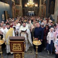 Церковь Христова празднует день Вознесения Христа Бога на Небеса, в храме святого пророка Иоанна Предтечи торжества начались накануне вечером с всенощного бдения с литией, собравшего в стенах храма более двух сотен прихожан. Богослужения совершались собором духовенства в центральном приделе