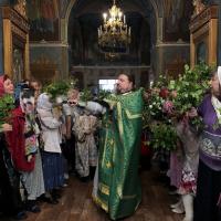 Праздник Святой Троицы также называется Пятидесятницей, так как сошествие Святого Духа на Апостолов совершилось в пятидесятый день по Воскресении Христовом. Праздник Пятидесятницы заключает в себе двойное торжество: – и в славу Пресвятой Троицы, и в славу Пресвятого Духа, видимым образом сошедшего на Апостолов и запечатлевшего новый вечный завет Бога с человеком