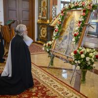земля Калужская традиционно чтит свою Небесную Заступницу - явившую в этот день заступничество от тяжкой болезни своим верным чадам. Вот уже несколько лет икона Пресвятой Владычицы 