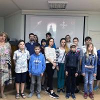 Традиционно для детей, не имеющих возможность выехать на отдых и оставшихся на летних каникулах в городе, проводится информационно-тематическая площадка. 5 июля, очередной день занятий, оказался очень насыщенным на события для учащихся Воскресной школы Предтеченского духовно-просветительского центра.