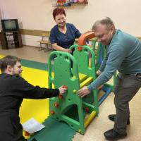 клирик храма святого пророка Иоанна Предтечи в Калуге иерей Павел Степанюк посетил 2-е детское отделение Калужской областной психиатрической больницы им. А.Е. Лифшица. Отец Павел, пообщавшись с сотрудниками во главе с Инной Викторовной, передал отделению, в игровую комнату, детский игровой комплекс, как подарок от прихожан храма