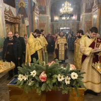 сразу после вечернего богослужения в храме святого пророка Иоанна Предтечи в Калуге собором духовенства был совершен молебен на Новый Год - в особых молитвословиях с призыванием помощи Божией поминались все присутствующие