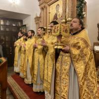 ровно в полночь, нового 2020 года, в храме святого пророка Иоанна Предтечи в Калуге была совершена Божественная литургия, встретить Новый Год молитвой в храме собралось около сотни прихожан. Богослужение возглавил настоятель храма, секретарь Калужской епархии, секретарь Архиерейского совета, игумен Мефодий (Пронькин)