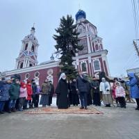 уже традиционно, у стен храма святого пророка Иоанна Предтечи была открыта рождественская композиция - Рождественский вертеп. Так сложилось, что именно с открытия вертепа у нашего храма начинаются торжества посвященные Рождеству Христову