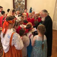 учащиеся, педагоги и родители Воскресной школы Предтеченского Духовно-просветительского центра участвовали в колядовании, присоединившись к множественным группам христославов в городе Калуга, начав свой маршрут с посещения архипастыря
