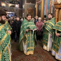 Святая Церковь чтит святого преподобного Серафима Саровского, день его преставления и день второго обретения его святых мощей. В Предтеченском храме Калуги накануне вечером собором духовенства было совершено всенощное бдение с литией