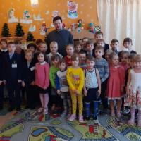 На Святках, священник Предтеченского храма Калуги Евгений Холявко посетил  Ахлебининскую среднюю образовательную школу, где встретился с воспитанниками детского сада и учащимися начальных классов