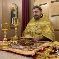 Неделю 29-ю по Пятидесятнице, перед Рождеством Христовым, святых отец, в храме святого пророка Иоанна Предтечи в Калуге были совершены воскресные богослужения, накануне вечером в храме собралось две сотни прихожан на всенощное бдение, совершал его настоятель храма игумен Мефодий (Пронькин) в сослужении клира
