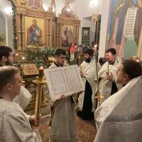 Всенощное бдение на праздник Рождества Христова состоит из великого повечерия с литией, утрени и 1-го часа, перед его началом бывает благовест и «трезвон во вся». Лития совершается для укрепления верующих в предстоящем стоянии. Традиционно храм собрал огромное количество верующих - все хотели почтить родившегося Христа