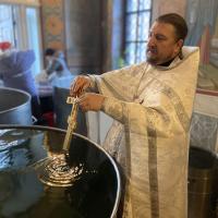 в Крещенский сочельник, в храме святого пророка Иоанна Предтечи  были совершены Божественная литургия и вечерня с чином Великого освящения воды. Святую Крещенскую воду в нашем храме можно получить уже традиционно в течении всего дня - первое освящение было совершено уже в семь часов утра