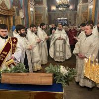  Предтеченский храм Калуги празднует свой престольный праздник - Собор Предтечи и Крестителя Господня Иоанна. Ежегодно, почтить первоподвижника своей рукой касавшегося Спасителя в храме собирается множество людей, вот и в этот раз, всенощное бдение привело в храм полторы сотни прихожан.