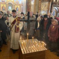 22 февраля, в Мясопустную родительскую субботу в храме святого пророка Иоанна Предтечи были совершены уставные богослужения - накануне вечером были совершены вечерня и утреня с чином парастаса, послушать особое чтение последования семнадцатой кафизмы с поминанием своих ближних, собрался полный храм прихожан